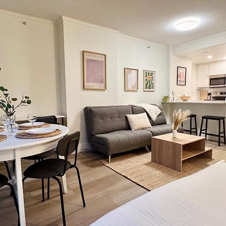 Appartamento Stunning Skyline Views In A Cozy And Stylish Abode Vancouver Esterno foto
