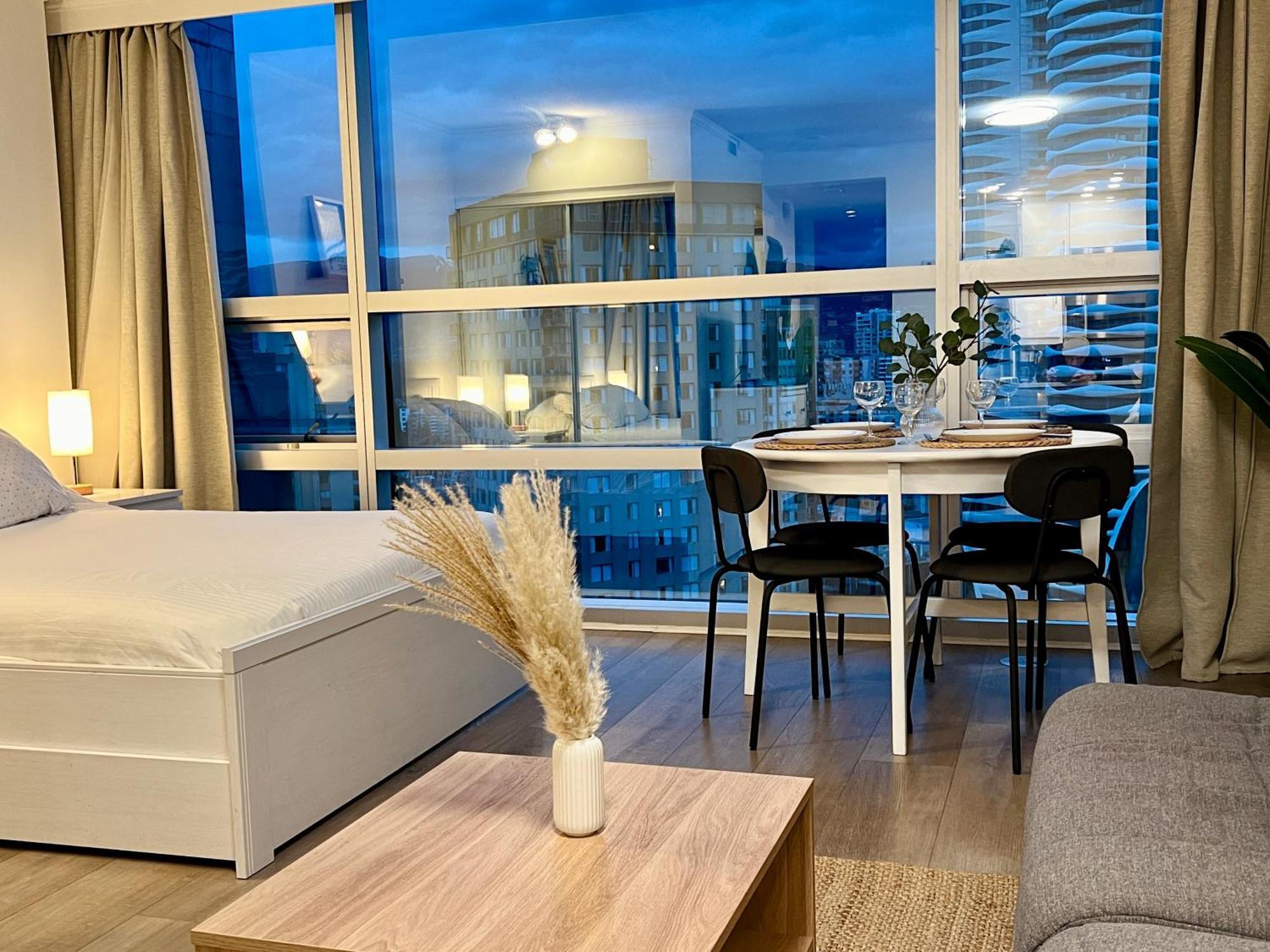 Appartamento Stunning Skyline Views In A Cozy And Stylish Abode Vancouver Esterno foto