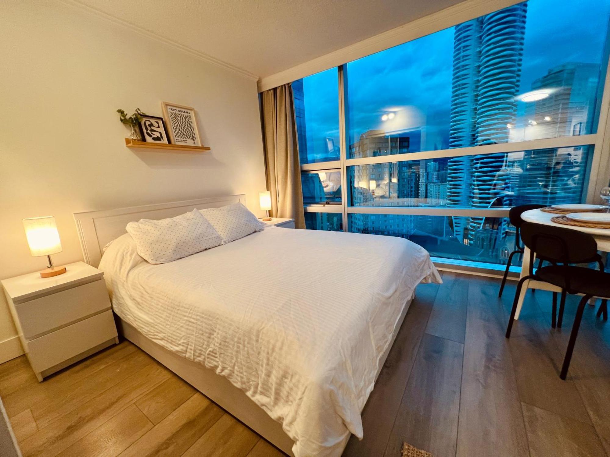 Appartamento Stunning Skyline Views In A Cozy And Stylish Abode Vancouver Esterno foto