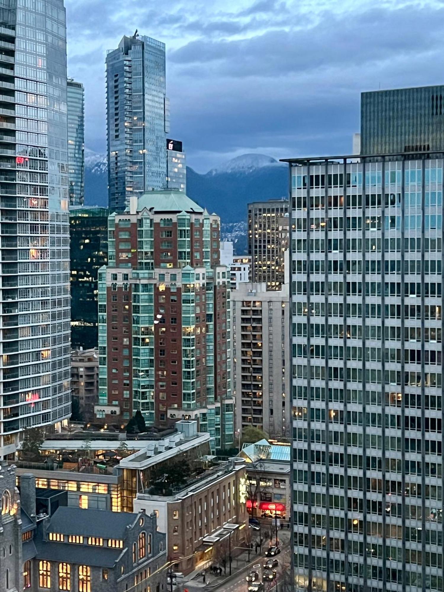 Appartamento Stunning Skyline Views In A Cozy And Stylish Abode Vancouver Esterno foto